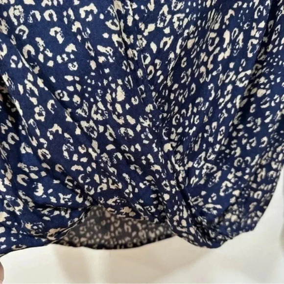 🍁 Urban Outfitters Mayfair Drapey Surplice Top Small - Picture 8 of 11